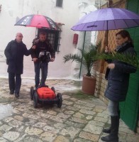 L'assessore Canuto accompagna sotto la pioggia il geologo per gli accertamenti. A destra l'arch. Marta Caliolo.