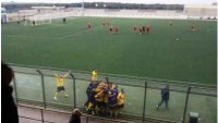 I mesagnesi esultano sotto la tribuna per la rete di Iunco.