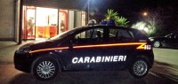 Nella foto, l'auto dei carabinieri dinanzi all'ingresso del supermercato.