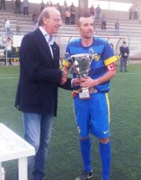 Il portiere Antonica con la coppa del secondo posto.