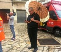 Don Giuseppe in piazza Sedile preoccupato per i danni alla facciata della Chiesa Madre.