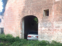 Il casolare utilizzato come nascondiglio
