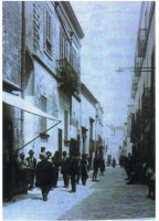 Via Antonio Profilo in una foto d'epoca con la struttura abbattuta per costruire la banca.