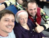 Nonna Lucia con due operatori della RSSA Villa Bianca.