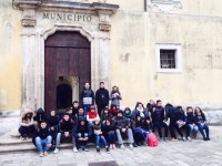 Gli studenti dinanzi al Comune.