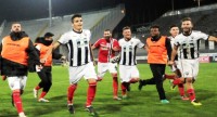 Perez, ultimo a destra, festeggia sotto la curva l'ennesima vittoria.