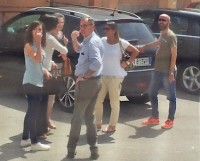 Candidati consiglieri comunali dinanzi al seggio elettorale.