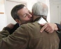 L'abbraccio tra Consales e Scoditti.