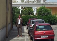 Il candidato consigliere Maurizio Piro nervoso nel seggio elettorale