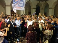 Il neo Sindaco nell'atrio del municipio.
