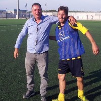 Nella foto il pianto del presidente Todisco assieme al bomber Iunco (30 reti tra campionato e coppa)