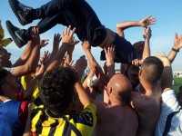 Nella foto i giocatori del Mesagne portano in trionfo l'allenatore Ribezzi.