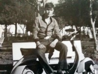 lui con vespa