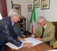Il prof. Distante firma l'accordo quadro.