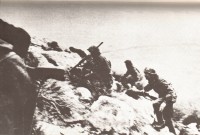 Fanti italiani all'assalto sulle pendici di Montelungo, Caserta, dicembre 1943