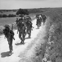 Fanti inglesi avanzano in Sicilia, 1943.