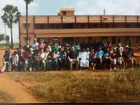 Gli operatori italiani e i loro bambini dinanzi alla scuola fatta costruire.