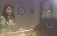 L'avv. Passaro consegna alla signora Lorusso la decisione del Giudice del Lavoro da consegnare all'Asl.  
