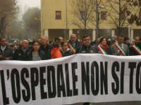 Manifestazione contro la chiusura di un ospedale. E' evidente che la foto non è stata scattata a Mesagne. 