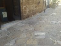 Il guano dei piccioni all'ingresso del frantoio