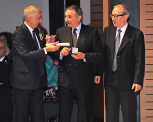 Nella foto Fernando Burgo riceve dal sindaco Pisapia l'Ambrogino d'oro.