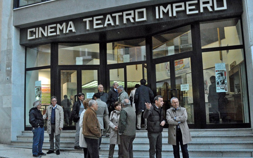 In attesa della proiezione-2