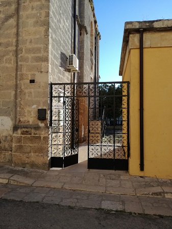 Il cancello da cui è entrato il ladro.