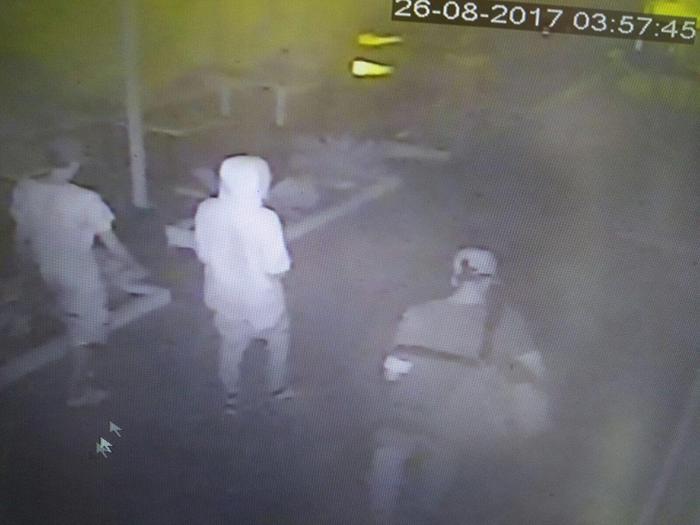 Un fermo immagine di una telecamera di sorveglianza mostra i quattro uomini che avrebbero partecipato allo stupro sulla spiaggia del Bagno 130 di Miramare a Rimini, 03 settembre 2017. ANSA