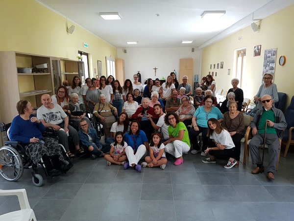 Gli studenti della Morvillo-Falcone con gli ospiti di Villa Bianca-Casa Melissa.