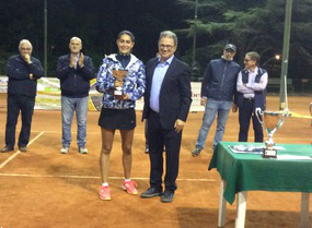 Alessandra Termini premiata dal sindaco di Mesagne Pompeo Molfetta