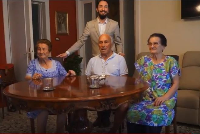 Oronzo Argentieri con altre due ospiti della struttura e Costantino Campana, responsabile della struttura.