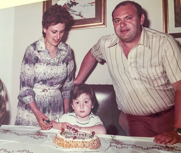piccolo con mamma e papà