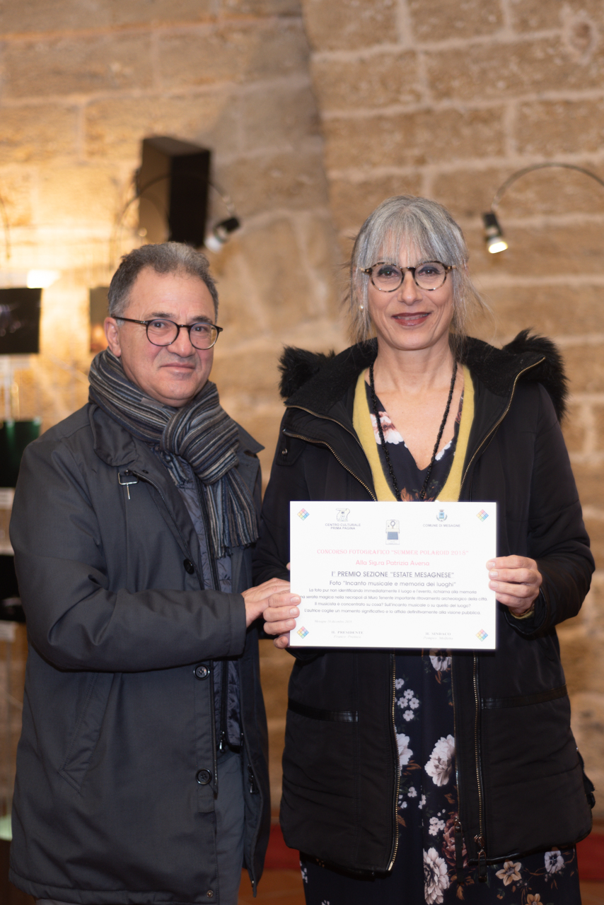 Sindaco-Pompeo-Molfetta-premia-vincitrice-sessione-Estate-Mesagnese-Patrizia-Aversa-di.Brindisi