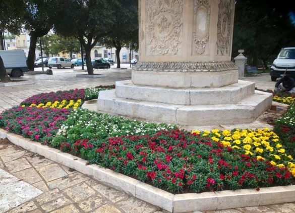 fiori colonna votiva