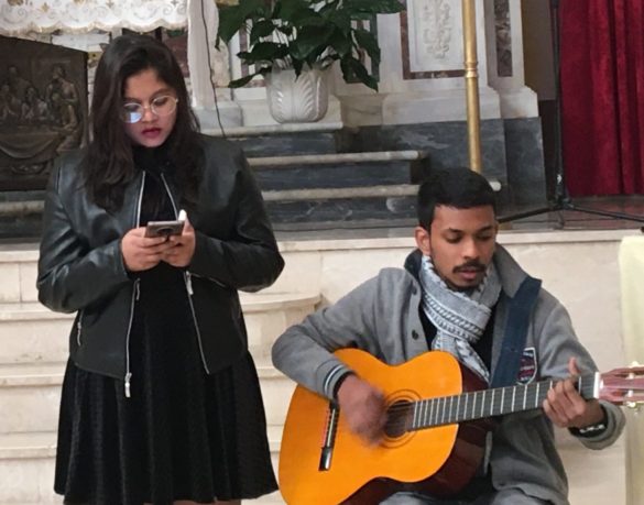 vishali-mankina-e-joel-nerella-che-cantano-i-gospel-nella-chiesa-della-immacolata-ogni-domenica-alle-9736541853714528619.-2048×1608
