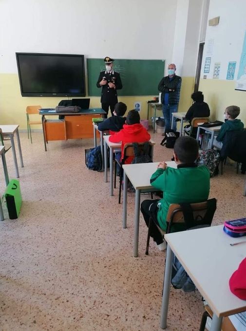 10.12.2021, i Carabinieri di San Vito dei N.nni incontrano gli studenti (1)