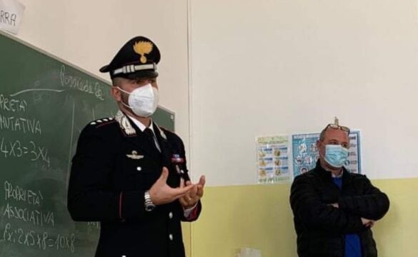 10.12.2021, i Carabinieri di San Vito dei N.nni incontrano gli studenti (2)