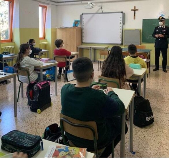 10.12.2021, i Carabinieri di San Vito dei N.nni incontrano gli studenti (3)