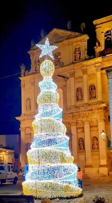 albero di Natale e Chiesa Madre